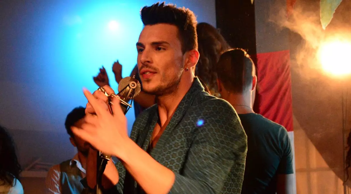 Cântăreţul Mike Angello, cu chef de viaţă, după operaţia de transplant de ficat: "Bate inima iar" | VIDEO