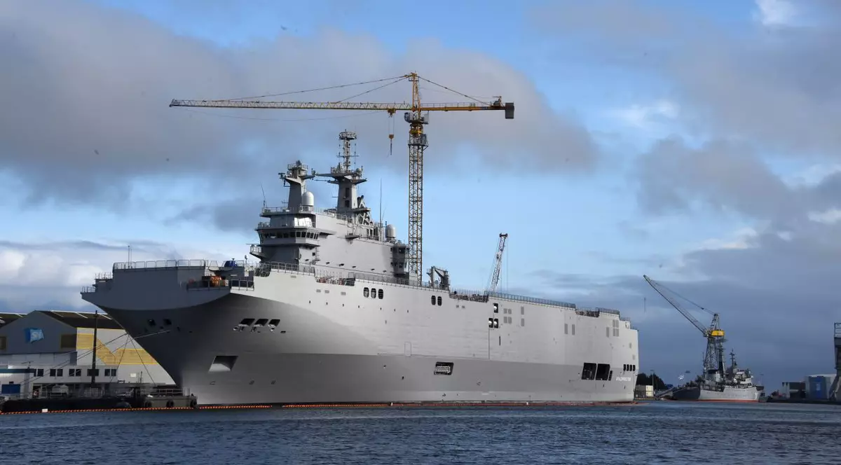Franţa opreşte livrarea primei nave militare Mistral către Rusia