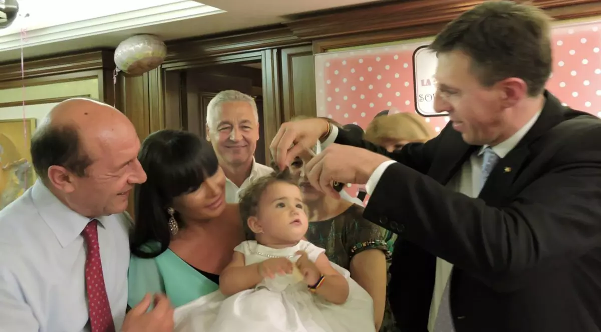 Nepoata preşedintelui Traian Băsescu a împlinit un an! Vezi imagini de la petrecerea micuţei Sofia Anais | FOTO