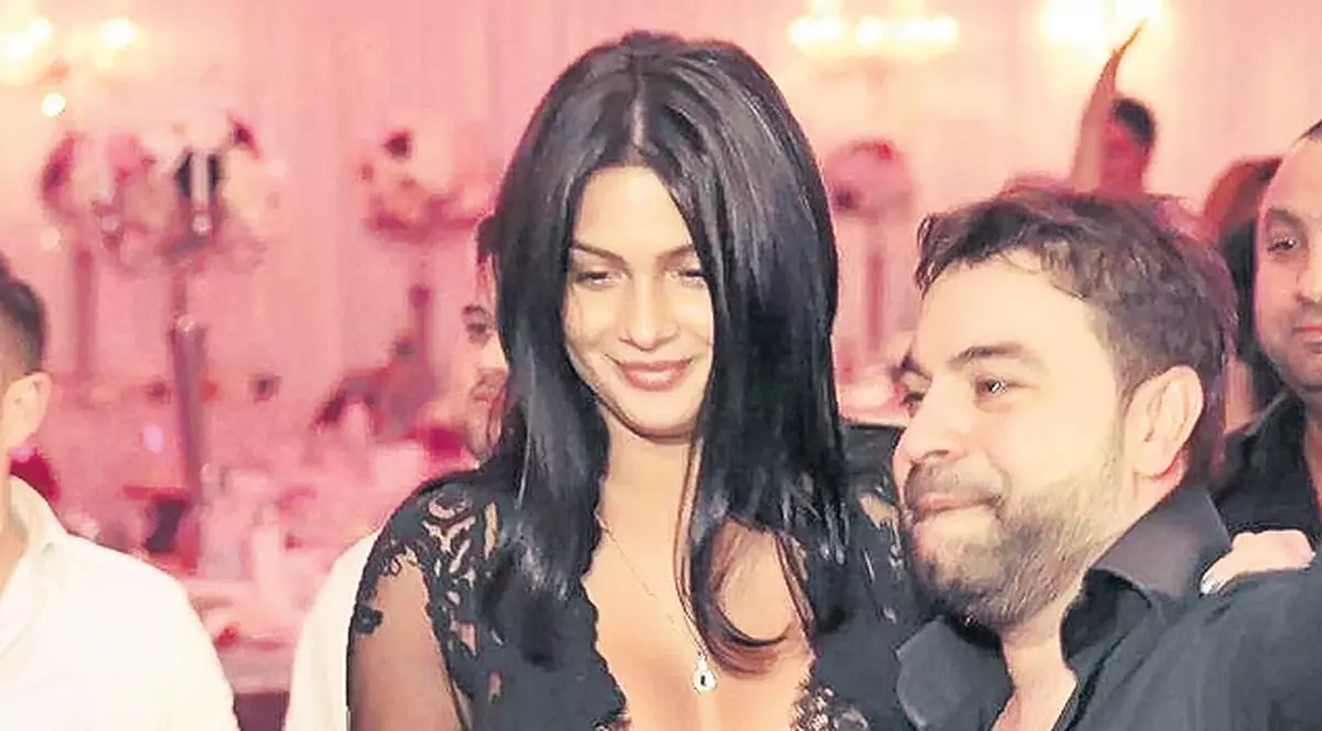 Florin Salam are dezlegare să o facă mireasă pe Roxana. A primit binecuvântarea naşului Minune | EXCLUSIV