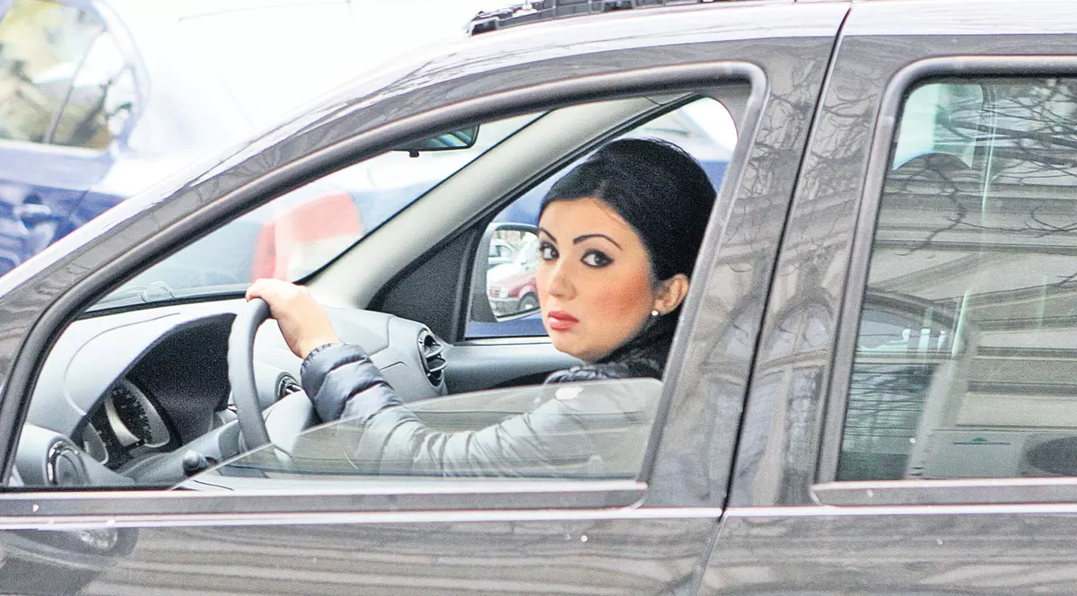 Bahmu goneşte cu 100 km/h prin oraş ca să nu-şi mânie soţul. La 19.30, Prigoană încuie poarta!