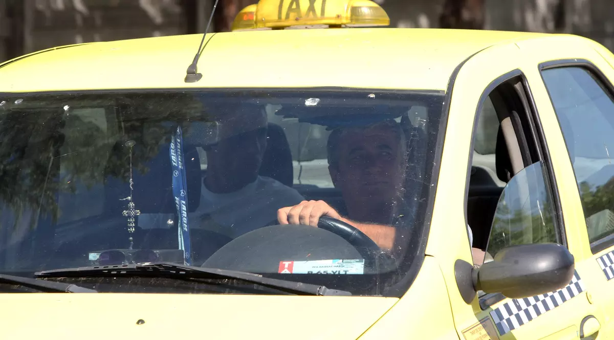 GALERIE FOTO/ Sosire după buget în cantonamentul naționalei: unii cu Jeep-urile, alţii cu taxiul