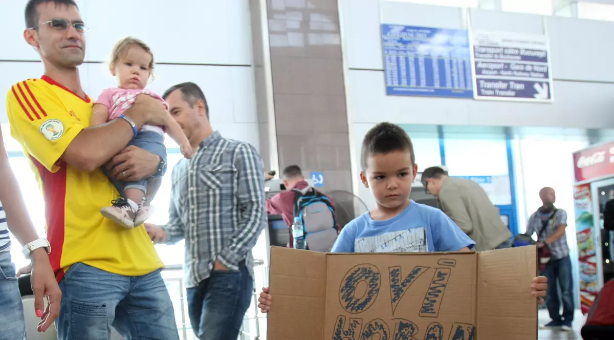 FOTO / Hoban, aşteptat ca un erou. ^Budescu, cu ochii după bijuterii, ”Tătă” a luat taxiul de la automat