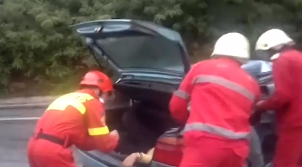 Accident rutier desprins din "Dosarele X"! Poliţistă din Mehedinţi, găsită în stare gravă, în portbagajul automobilului. La volan nu era nimeni | VIDEO