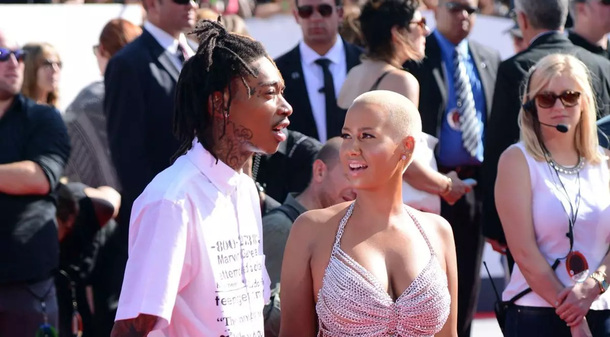 Amber Rose l-a prins pe Wiz Khalifa în pat cu altă femeie