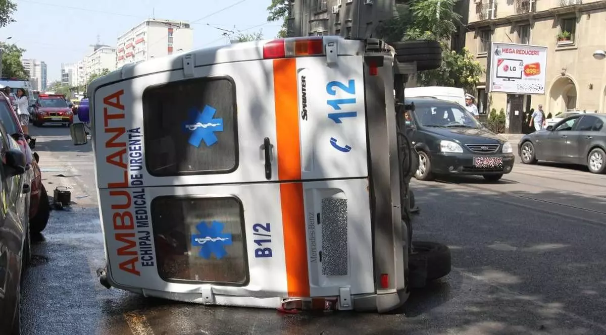 Accident în Mehedinţi! Trei răniţi după ce o ambulanţă a fost lovită de un automobil