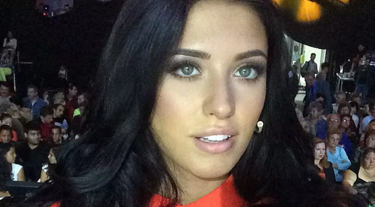 I-a stricat POZA ANTONIEI! CE SEMNE OBSCENE FĂCEA WILMARK pe fundal, în timp CE FRUMOASA SOLISTĂ SE FOTOGRAFIA! FOTO ÎN ARTICOL