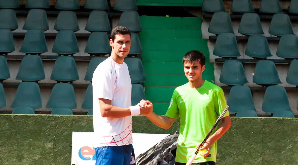 Dragoş Dima (aici la un antrenament cu Victor Hănescu) s-a calificat în sferturile de finală ale turneului futures de 10.000 $ din Antalya