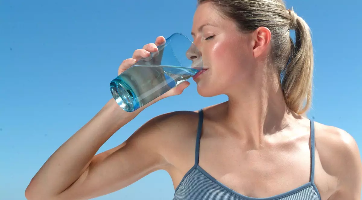 Tu ai idee CE FEL DE APĂ BEI?  Ce a PĂŢIT o FEMEIE după ce a consumat doar apă îmbuteliată zilnic este de NEIMAGINAT