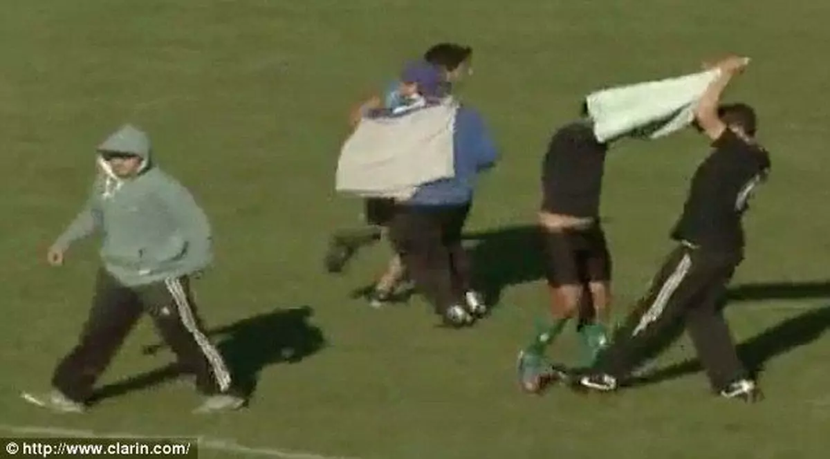VIDEO / Nebunie în Argentina! De supărare, fani i-au dezbrăcat pe jucători