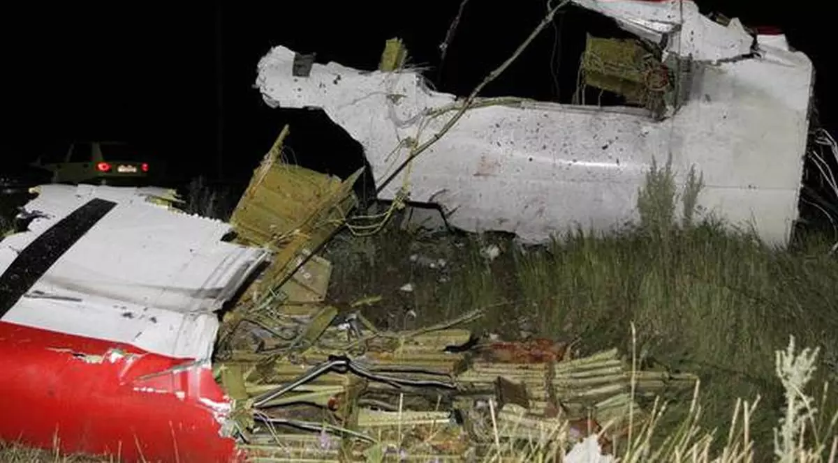 PRIMELE CONCLUZII după PRĂBUŞIREA AVIONULUI MH17. AERONAVA MALAEZIANĂ, GĂURITĂ de PROIECTILE!