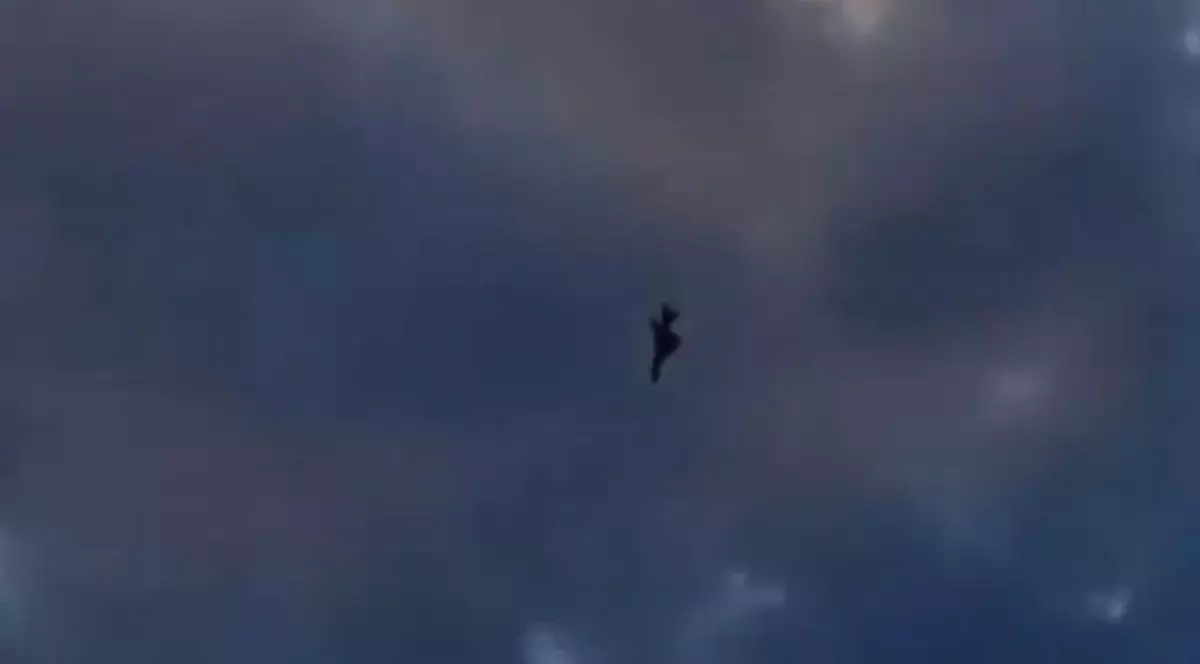 Momentul şocant în care un avion militar libian s-a prăbuşit peste un bloc de locuinţe | VIDEO