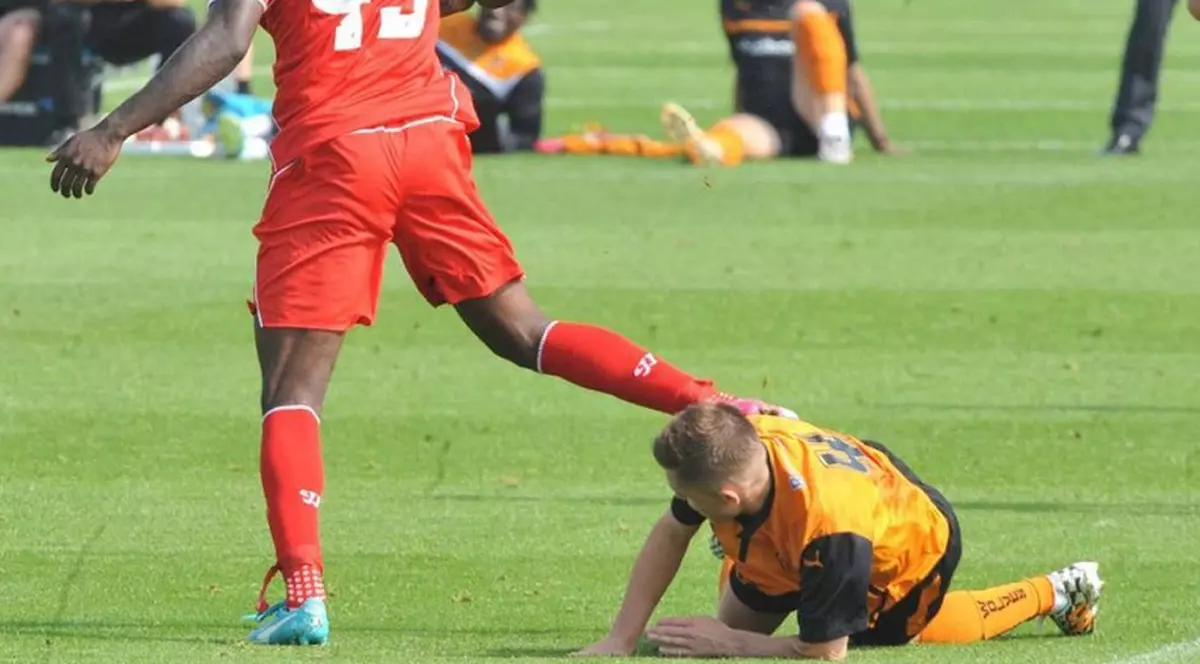 Balotelli a comis-o din nou! A lovit un adversar cu piciorul în cap