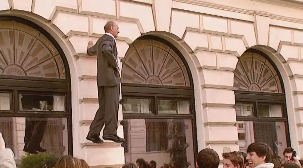 SCENE INCREDIBILE ÎN CENTRUL VECHI al Capitalei! Un bărbat a stat SUSPENDAT ÎN AER timp de două ore. CARE E EXPLICAŢIA? | VIDEO