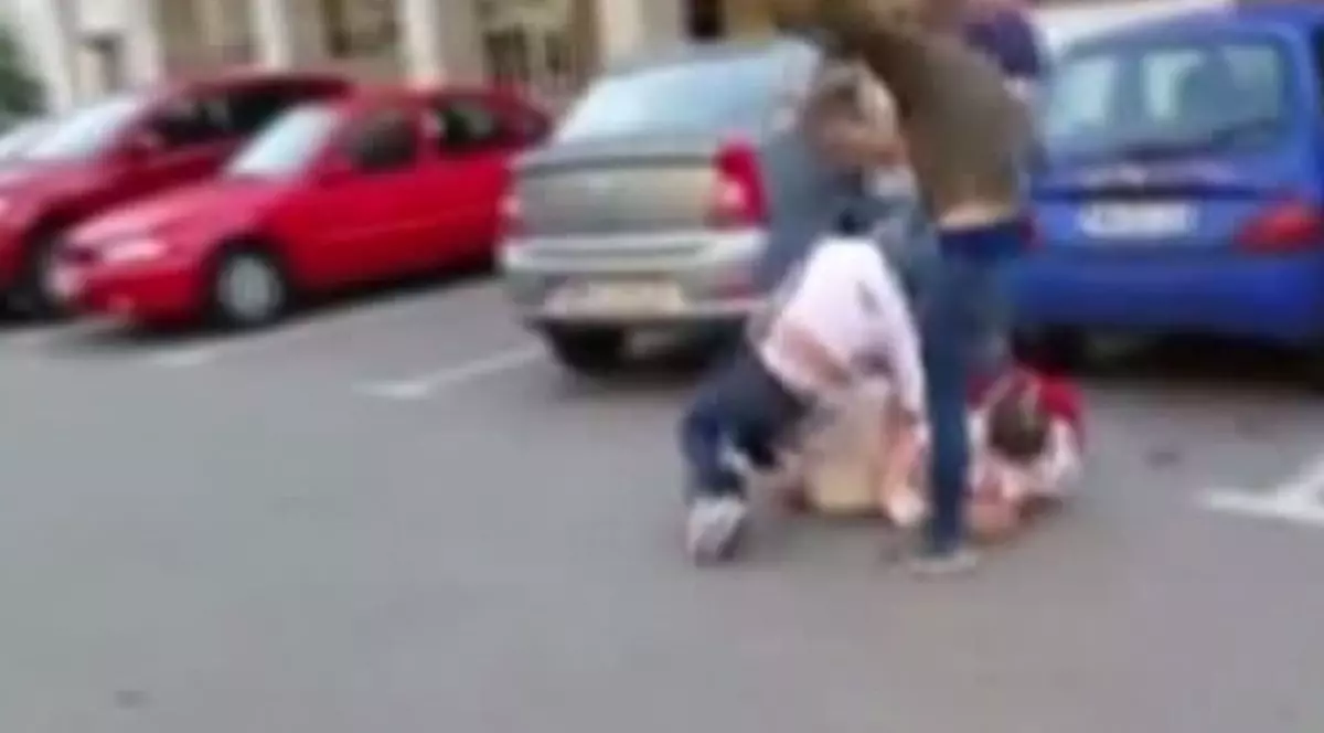 Un viceprimar a snopit în bătaie un bătrân