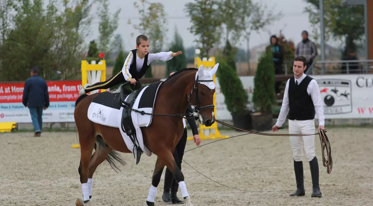 Trei copii de la CS Agronomia Timișoara au făcut o demonstrație de voltije. Gimnastică în șaua calului