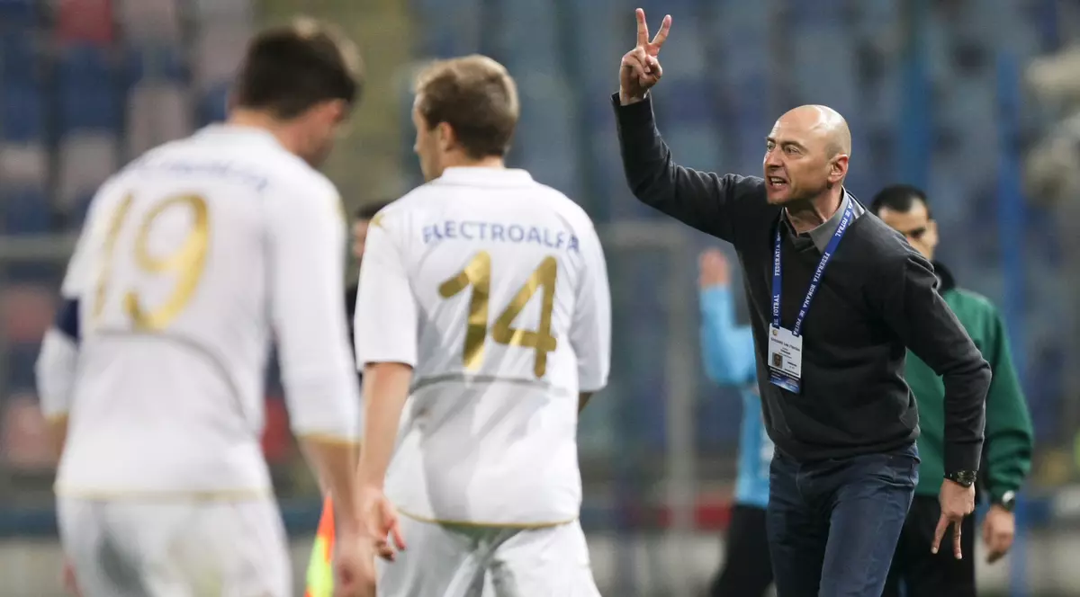 Antrenorul echipei FC Botoșani, Leo Grozavu, face semnul victoriei