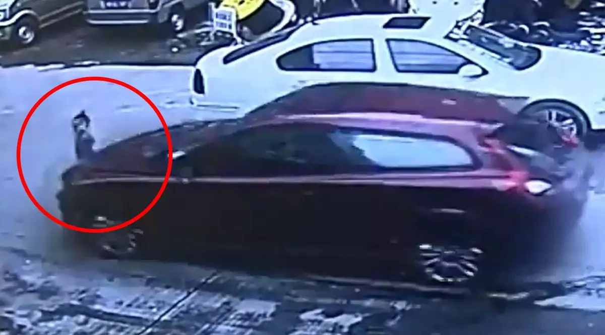 Miracol! Ce s-a întâmplat cu un copil de trei ani, după ce o mașină a trecut peste el | IMAGINI ȘOCANTE 