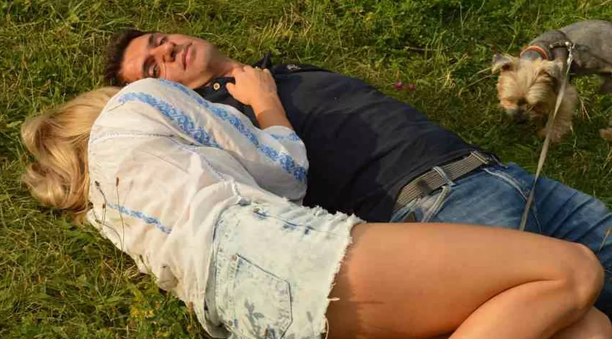 LAURA COSOI, IPOSTAZE NEMAIVĂZUTE ALĂTURI DE IUBIT! Uite CE TANDRĂ ESTE CU EL! FOTO