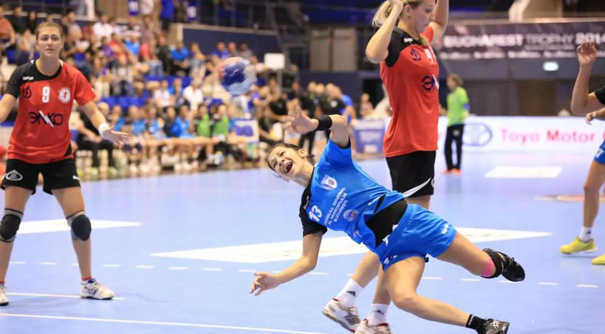 Eroare incredibilă! Deși au învins cu 28-16 pe SCM Craiova, ^fetele de la CSM București ar putea pierde la masa verde din cauză că oficialii n-au avut ecusoanele FRH la ei!