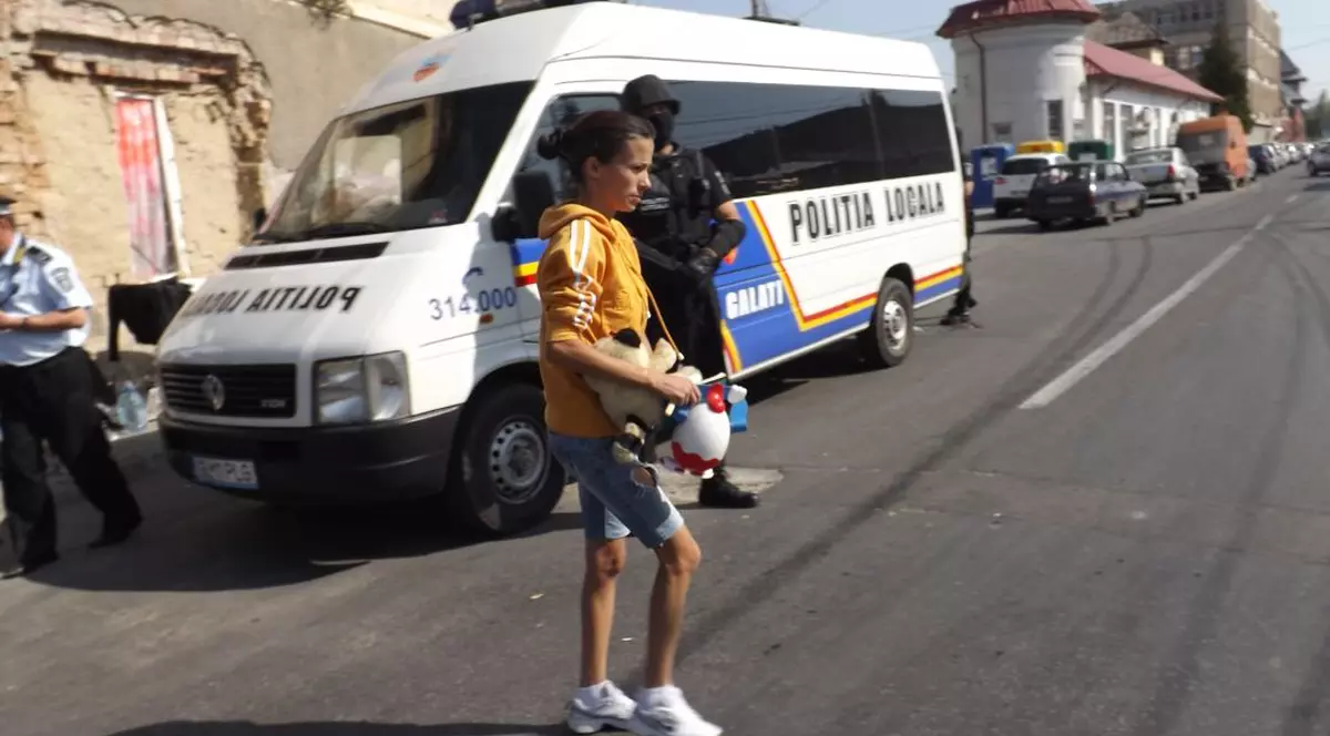 Evacuare cu scandal! Trei familii de romi au fost date afare ditr-un imobil ce stă să se prăbuşească