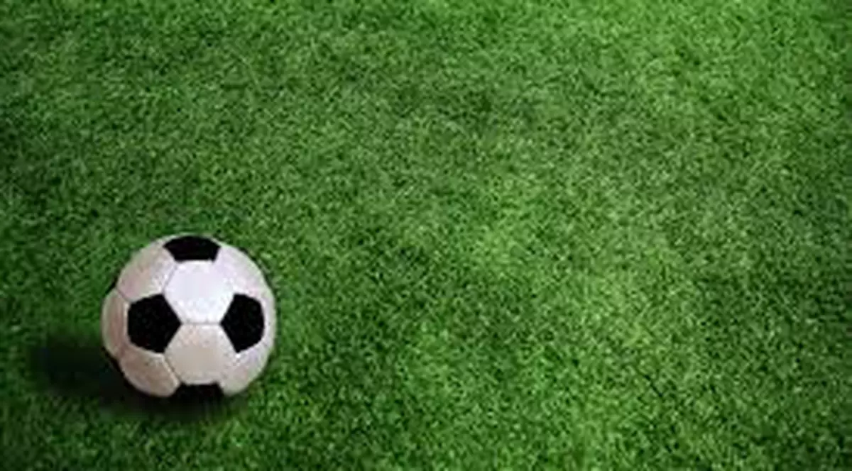 Un tânăr fotbalist român a primit o VESTE URIAŞĂ. Mâine îşi poate împlini un vis