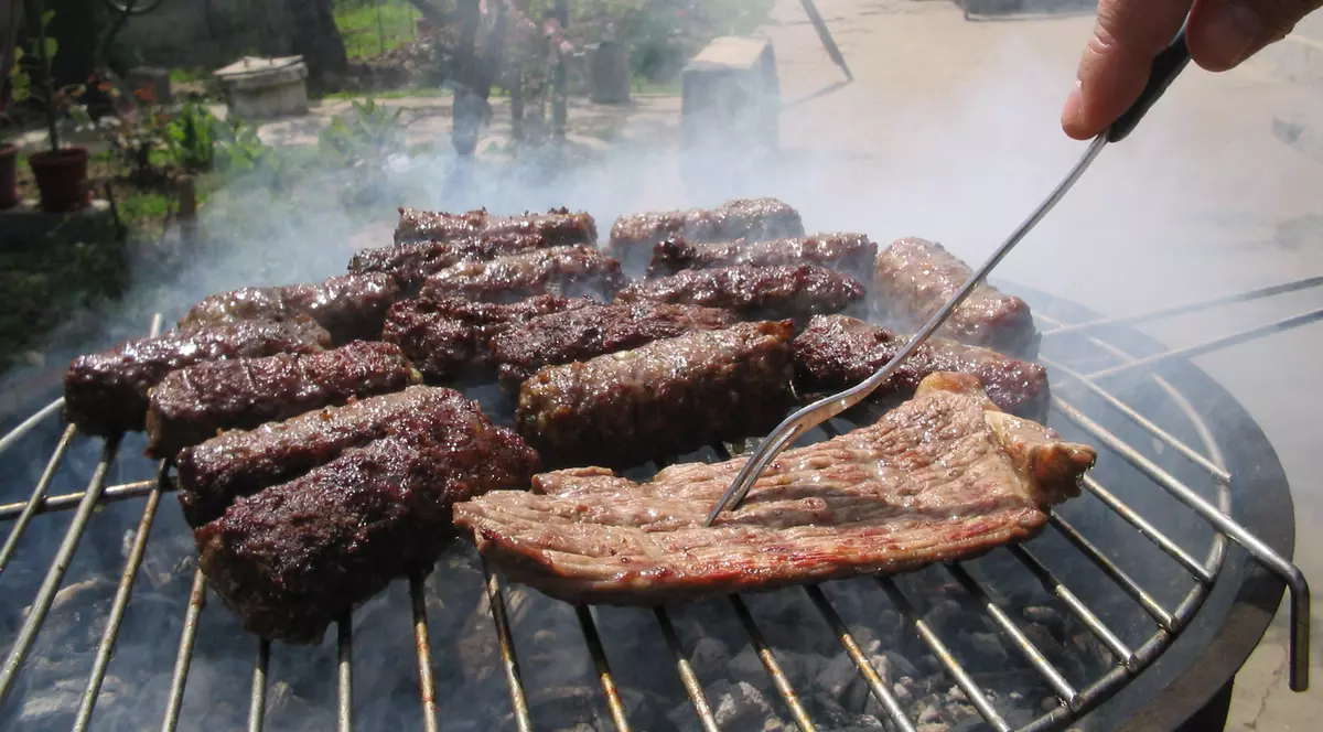 AU FURAT mâncarea minerilor și au dat-o fotbaliștilor din liga a treia! Prejudiciu: 2.800.000 de lei