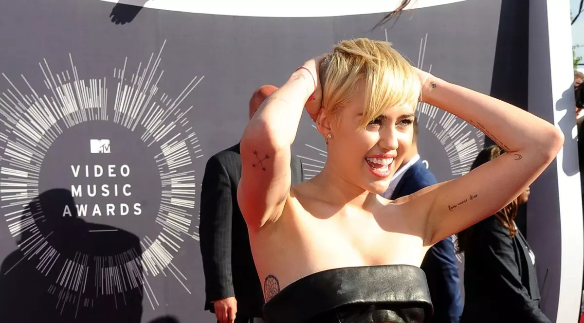 MILEY CYRUS nu are NIMIC de ASCUNS! GOALĂ la DUŞ!