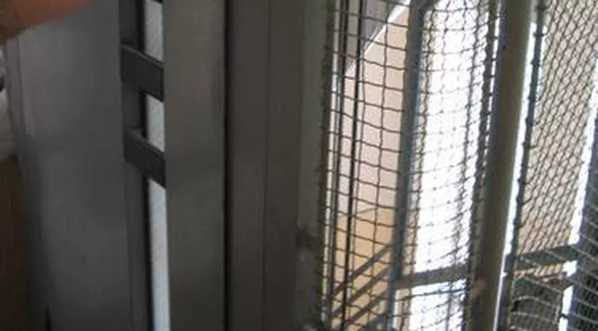 CAZ CUTREMURĂTOR!  FEMEIE MOARTĂ, găsită în CASA LIFTULUI unui bloc din Suceava. Ce au DECLARAT VECINII