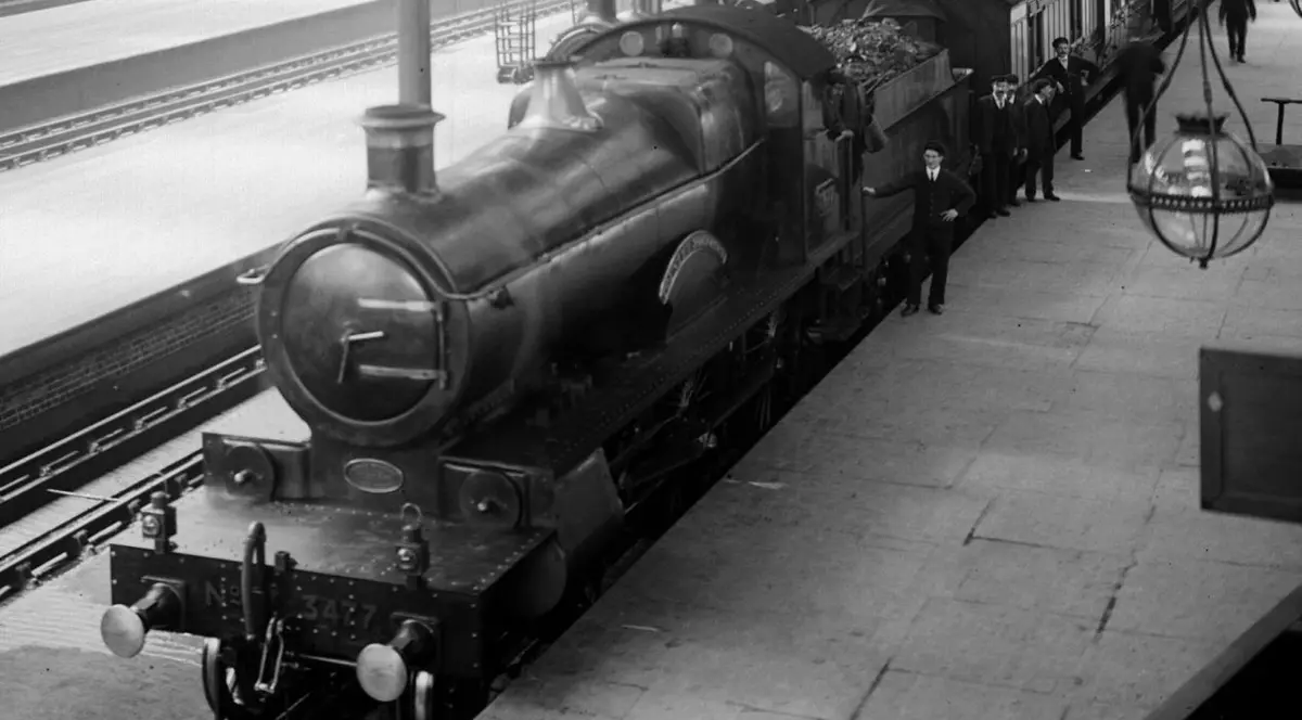Ştiai că? Primul metrou din lume era tras de o locomotivă cu aburi
