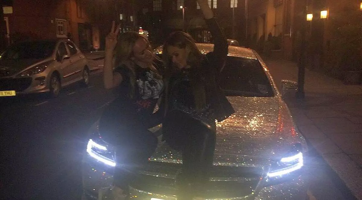 O studentă din Rusia i-a lăsat cu gura căscată pe britanici! A făcut senzaţie la Londra cu un Mercedes acoperit cu cristale Swarovski | FOTO/VIDEO