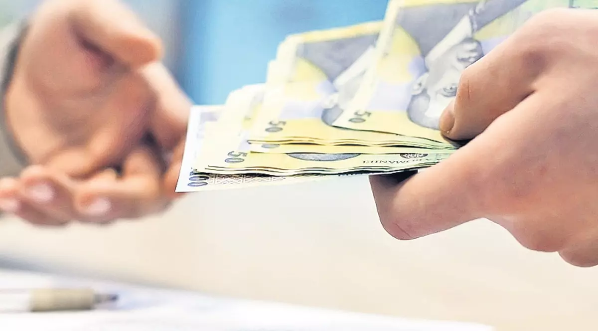 Cele mai bănoase meserii! Funcţionarii statului au salarii cu mult peste medici şi dascăli