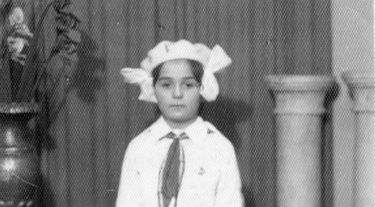 BĂNUIEŞTI cine e fetiţa îmbrăcată în PIONIER? Este o MARE CÂNTĂREAŢĂ de la NOI!