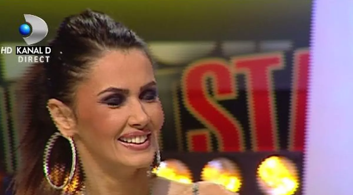 FIŢĂ de FIŢĂ! OANA ZĂVORANU se LAUDĂ cu CEL MAI MIC TELEFON din LUME!| FOTO