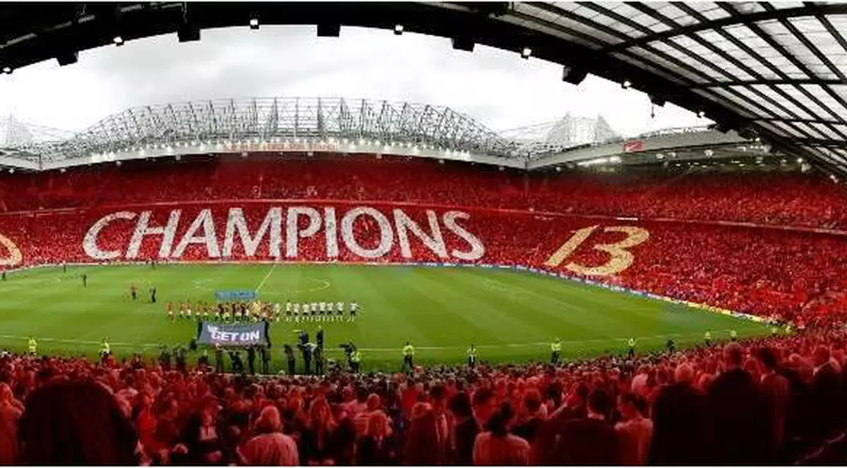 INCREDIBIL! Legendara arenă ”Old Trafford” a fost invadată de viermi!