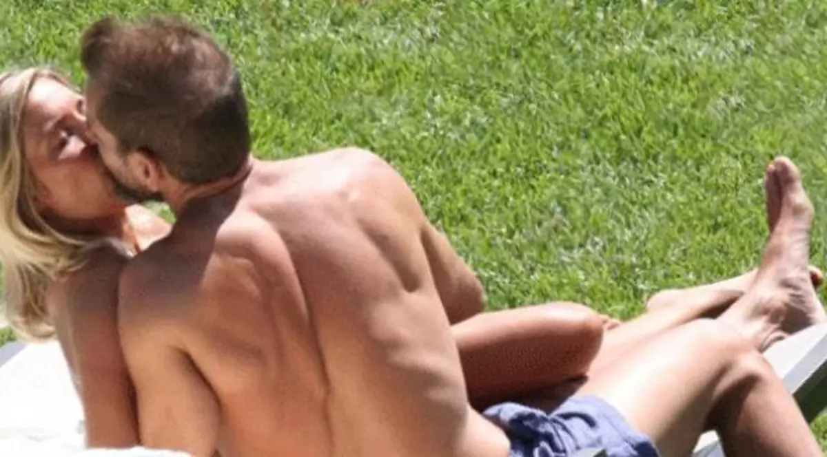 Frige, frige, nicio cisternă cu apă nu o stinge! Fosta soţie a lui Pirlo, amor pe malul lacului