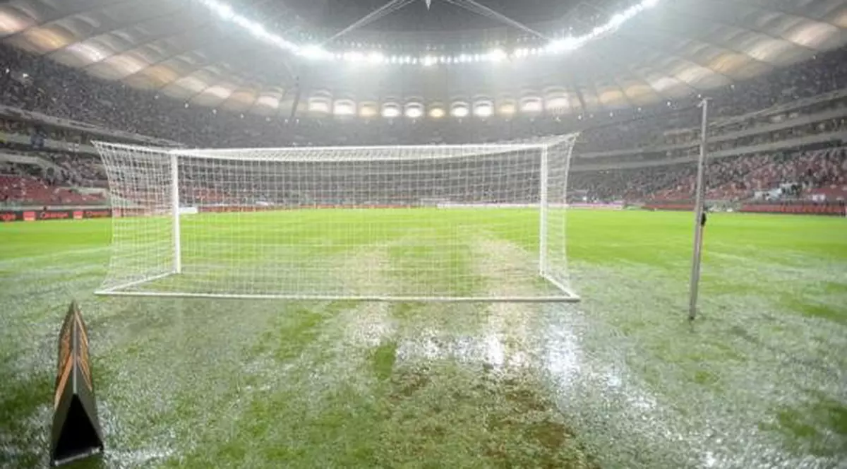 VIDEO / Un meci din Argentina s-a oprit din cauza ploii. Cum au vrut organizatorii să scape de apă
