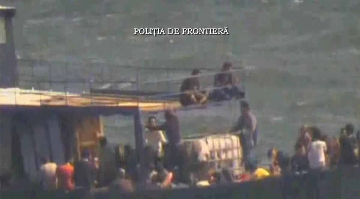 Ambarcaţiune cu 132 de migranţi din Orientul Mijlociu, capturată de poliţiştii de frontieră români | VIDEO