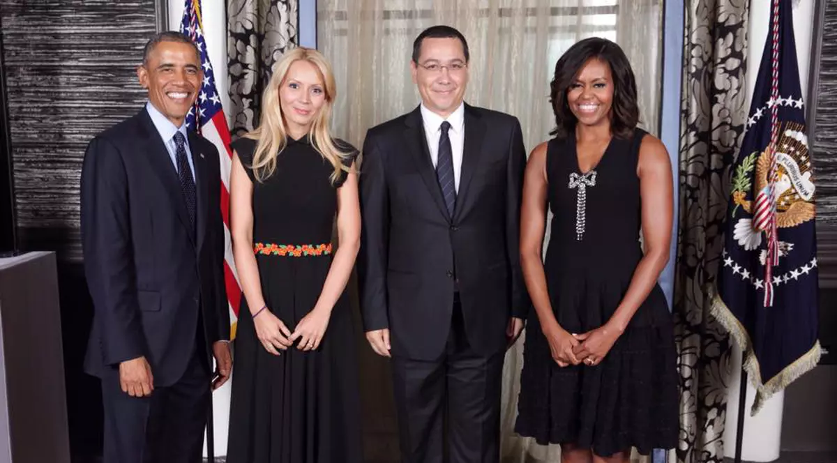 IMAGINEA CARE VA FACE ISTORIE! VICTOR PONTA şi soţia sa s-au fotografiat CU BARACK şi MICHELLE OBAMA