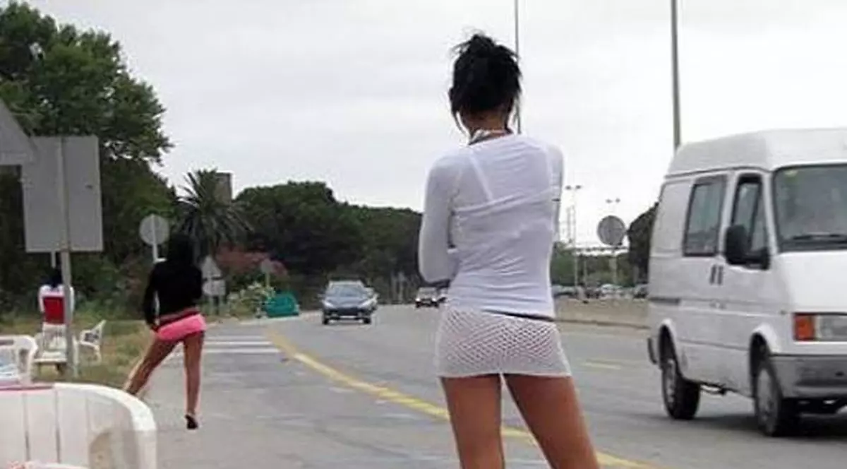 ULUITOR! Un ŞOFER a intrat cu maşina într-un STÂLP pentru că SE UITA după PROSTITUATE | VIDEO