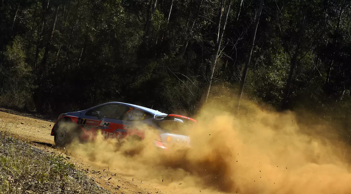 VIDEO / Momente de coşmar pentru un pilot francez. Maşina a luat foc în mers