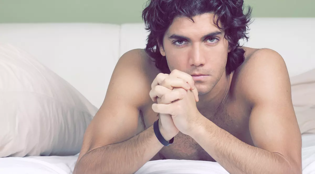 Semne că un bărbat este satisfăcut în pat