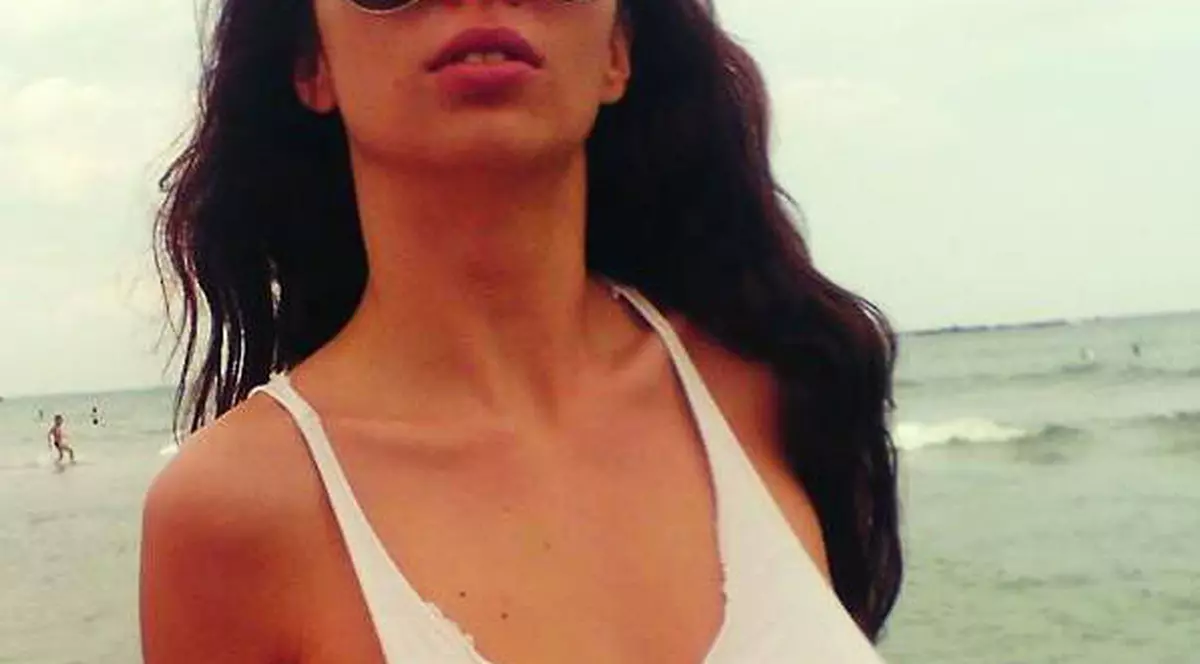 Cântăreaţa Shiva, TOPLESS la piscină | FOTO