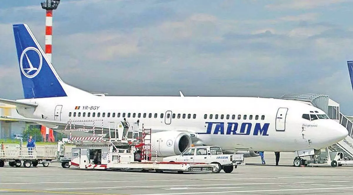 80 de români au stat O NOAPTE ÎNTREAGĂ pe aeroportul din Dubai. Tarom le-a anulat cursa