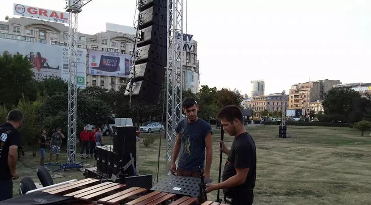 Zoli Toth cântă la un instrument de 300 de kilograme!