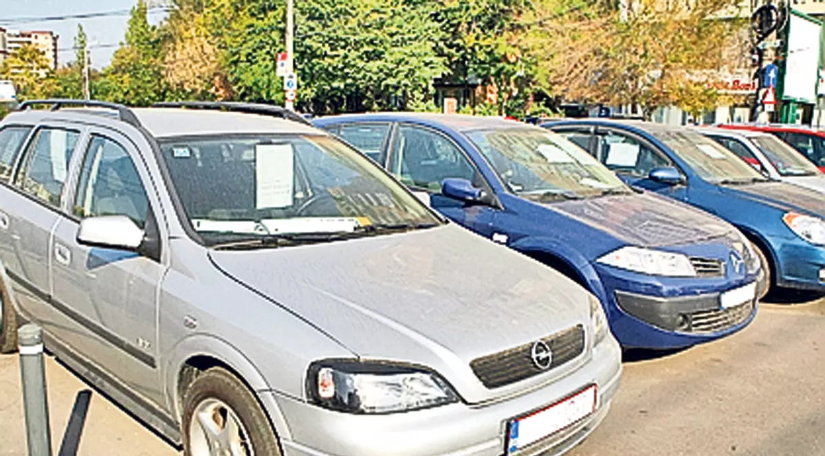 CE NE ENERVEAZĂ | Maşinile «De vânzare» care ocupă locurile de parcare
