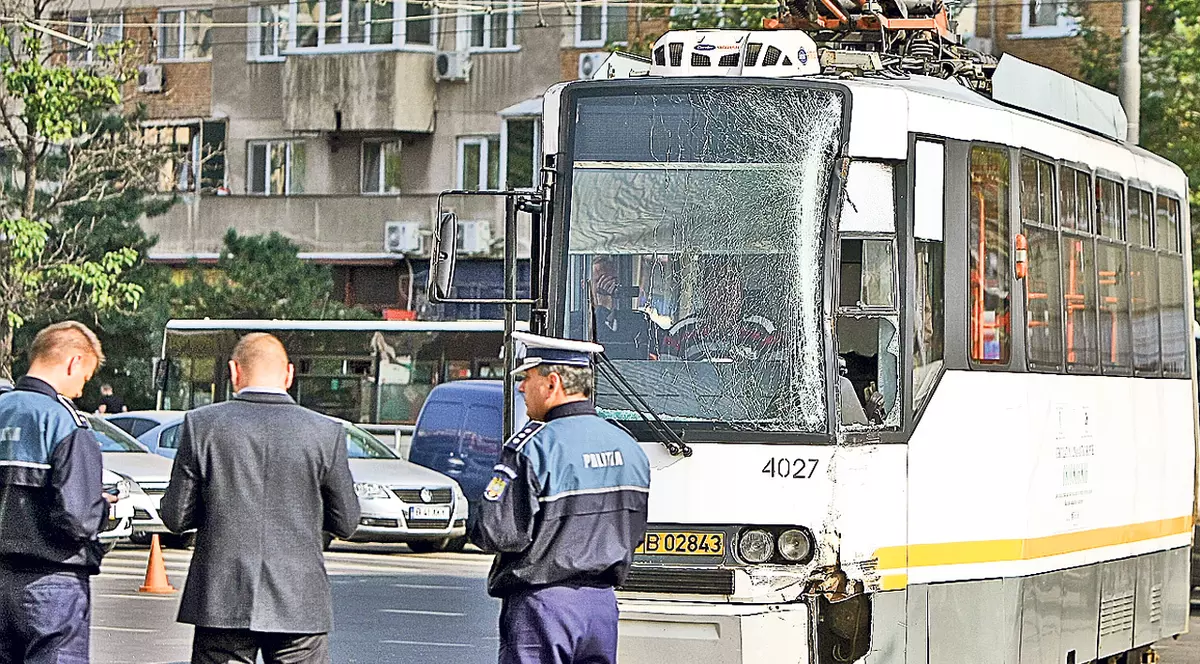Vatmanul a văzut roşu în faţa ochilor. 11 călători dintr-un autobuz din Capitală au fost răniţi