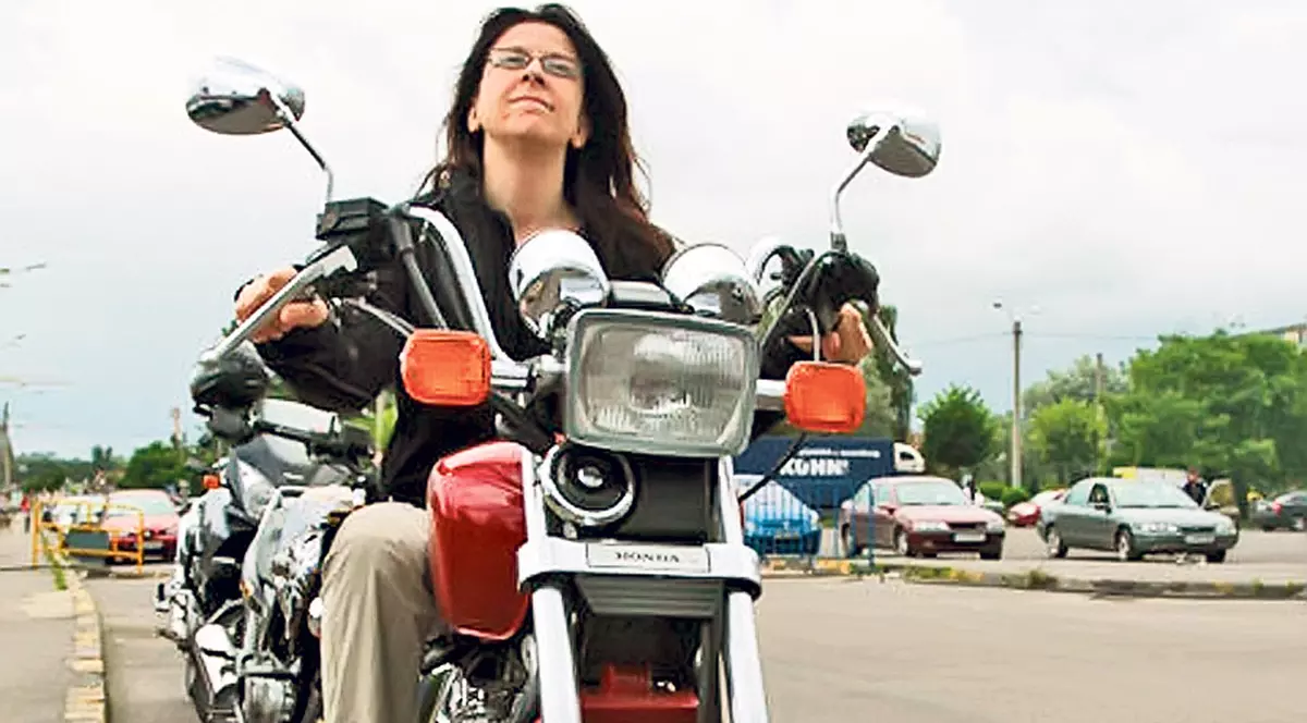 Superjudecătoarea care face apel la senzații tari! 4 în 1: magistrat, profesoară de drept, motociclistă, parașutistă