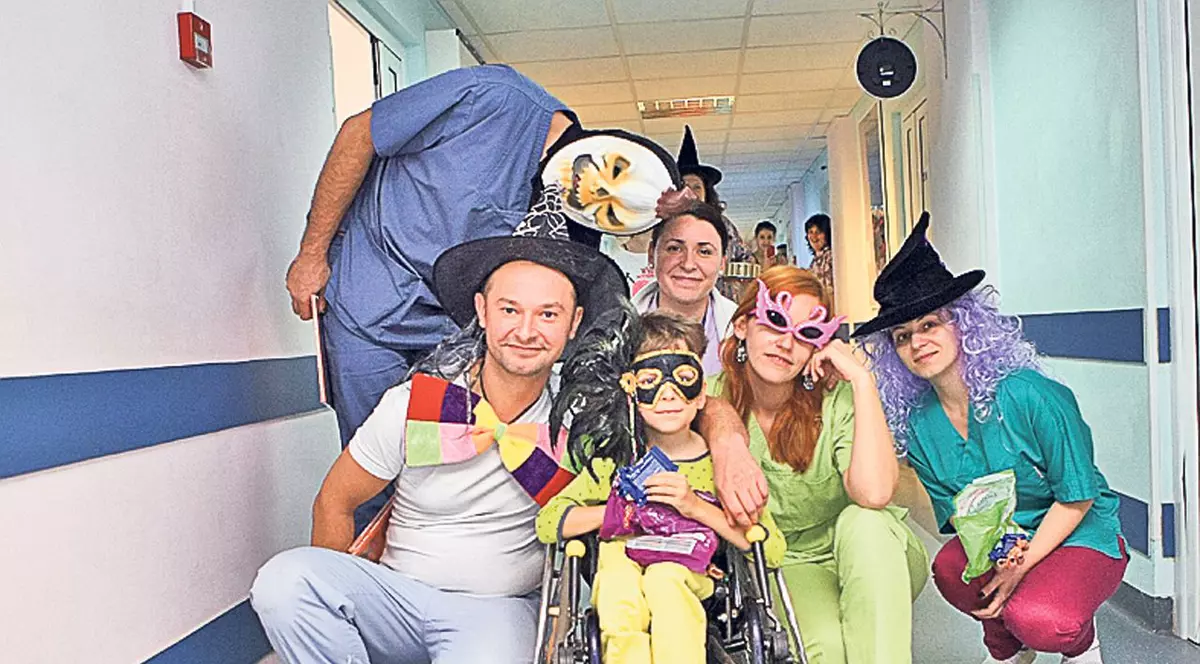 Terapie prin zâmbet | Un gest uriaş pentru copiii greu încercaţi de boală de la Spitalul Marie Curie