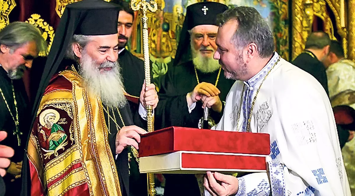 Patriarhul Ierusalimului s-a închinat la moaştele Sfântului Nicolae! FOTO